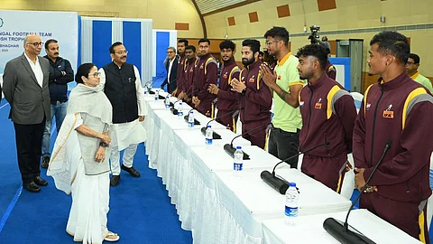 বাংলা ফুটবলারদের সাথে মমতা ব্যানার্জি