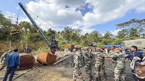 চলছে উদ্ধারকাজ