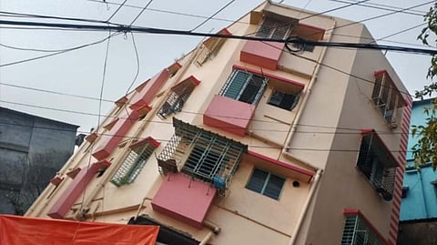 বাঘাযতীনে হেলে পড়া সেই ফ্ল্যাটবাড়ি