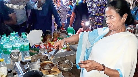 চা বানাচ্ছেন মমতা ব্যানার্জি