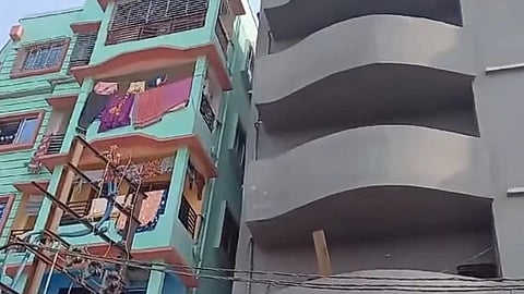 নারায়ণপুরের হেলে পড়া বহুতল