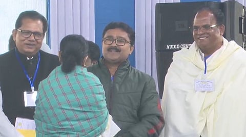 একই মঞ্চে জন বার্লা (একদম ডানদিকে) এবং মুখ্যমন্ত্রী