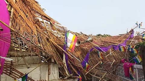 বাগপাতে মঞ্চ ভেঙে পড়ার দৃশ্য