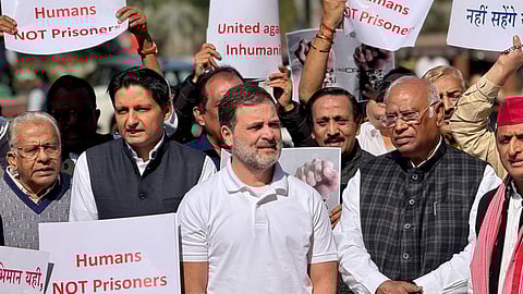 সংসদের বাইরে বিরোধী সাংসদদের বিক্ষোভ