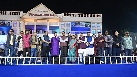 বইমেলার শেষলগ্নে মঞ্চে উপস্থিত বিশিষ্টজনেরা