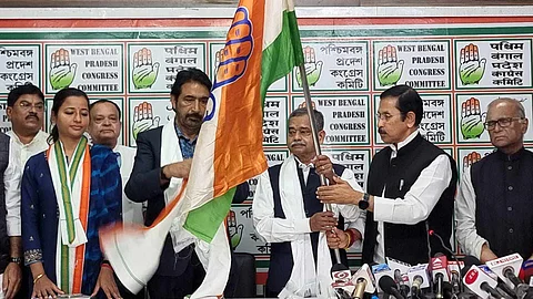 শুভঙ্কর সরকারের হাত থেকে পতাকা নিলেন অভিজিৎ মুখার্জি