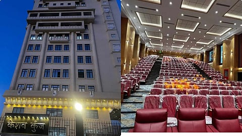 মূল ভবন কেশব কুঞ্জ (বামদিকে) এবং তার একটি অডিটোরিয়াম (ডানদিকে)