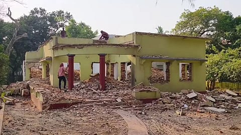 ভেঙে ফেলা হচ্ছে অবনীন্দ্রনাথ ঠাকুরের বাড়ি
