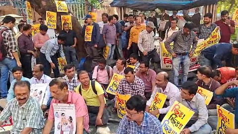 পুরসভার বাইরে অবস্থান বিক্ষোভ ইঞ্জিনিয়দের