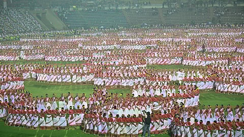 সরুসজাই স্টেডিয়ামে ঝুমুর নাচ প্রদর্শন