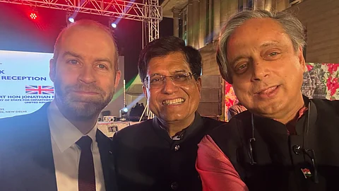 জনাথন রেনল্ডস, পীযুষ গোয়েলের এবং শশী থারুর (বামদিকে থেকে)