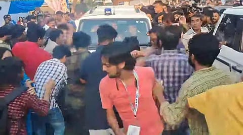 বিক্ষোভরত পড়ুয়াদের উপর দিয়ে মন্ত্রীর গাড়ি ছালিয়ে দেওয়ার চেষ্টা