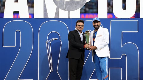 পুরস্কার বিতরণী মঞ্চ