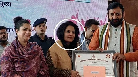 রেখা ধিমানকে পুরস্কৃত করছেন মুখ্যমন্ত্রী
