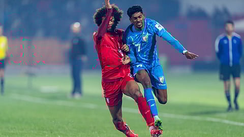 বল দখলের লড়াই হামজা ও লিস্টন কোলাসোর মধ্যে