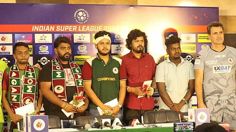 আহত মোহনবাগান সমর্থকদের সাথে বাগান কোচ