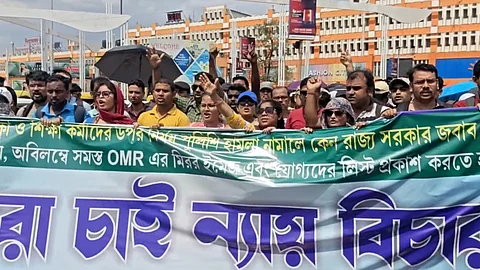 শিয়ালদা থেকে শুরু চাকরিহারাদের মিছিল