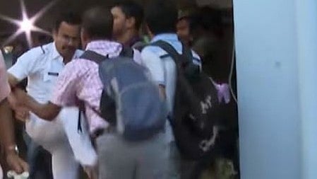 SSC Scam: বিতর্কের মুখে চাকরিহারাদের লাথি মারা সেই পুলিশ কর্মীকে তদন্তভার থেকে সরালো লালবাজার