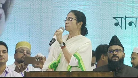নেতাজি ইন্ডোর স্টেডিয়ামে বৈঠকে মমতা বন্দ্যোপাধ্যায়
