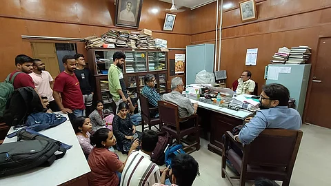 কলকাতা বিশ্ববিদ্যালয়ের রাজাবাজার ক্যাম্পাসে চলছে ঘেরাও