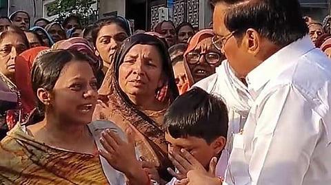 কেন্দ্রীয় মন্ত্রীর সামনে ক্ষোভ উগরে দিলেন নিহতের স্ত্রী
