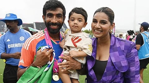 পুত্রের সাথে জসপ্রীত বুমরাহ এবং সঞ্জনা গণেশন