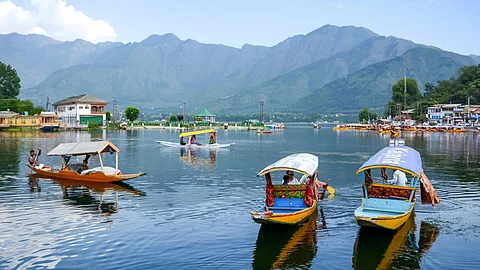 Jammu and Kashmir: পহেলগাঁও আবহে ফের জঙ্গি হামলার আশঙ্কা জম্মু-কাশ্মীরে! বন্ধ করা হল ৪৮টি পর্যটনস্থল