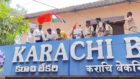 হায়দারাবাদের করাচী বেকারিতে ভাঙচুর