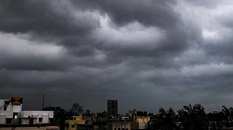 বঙ্গোপসাগরে নিম্নচাপের ভ্রূকুটি! আগামী সপ্তাহে ঝড়বৃষ্টির পূর্বাভাস রাজ্যজুড়ে, তবে ভ্যাপসা গরমও থাকবে