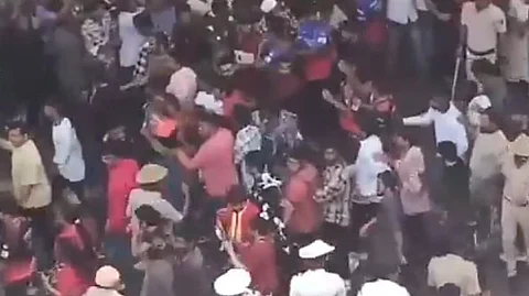 চিন্নাস্বামী স্টেডিয়ামের বাইরে জনতার ভিড়