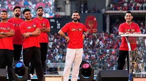 চিন্নাস্বামী স্টেডিয়ামে আরসিবির খেলোয়াড়রা