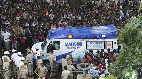 Bengaluru Stampede: পদপিষ্টের ঘটনায় কর্ণাটক হাইকোর্টের ৯ প্রশ্নের মুখে সিদ্দারামাইয়ার সরকার