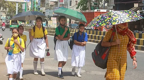 Schools Closed: তাপপ্রবাহের পরিস্থিতি দক্ষিণবঙ্গে, আগামী দু'দিন স্কুল বন্ধের সিদ্ধান্ত রাজ্য সরকারের