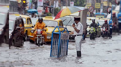 Heavy Rain: লাগাতার বৃষ্টিতে জলমগ্ন কলকাতা, দুর্ভোগে যাত্রীরা! দুর্যোগ নিয়ে কী জানাচ্ছে আলিপুর?