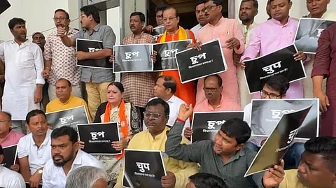 বিধানসভার গেটের সামনে বিক্ষোভ দেখান বিজেপি বিধায়কেরা