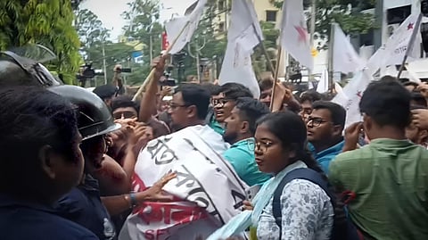 কসবা থানার সামনে বিক্ষোভ