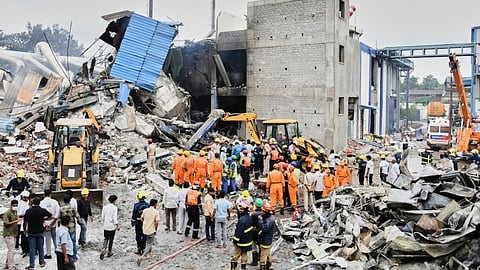 চলছে উদ্ধারকাজ