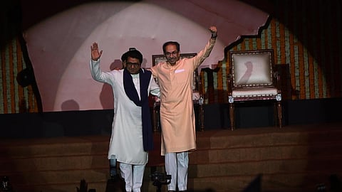 রাজ ঠাকরে এবং উদ্ধব ঠাকরে (বাঁদিক থেকে)
