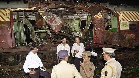 মুম্বই ট্রেন বিস্ফোরণের দৃশ্য