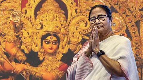 দুর্গাপুজোয় ৩০% অনুদান বাড়ল
