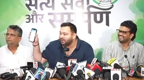 সাংবাদিক বৈঠকে তেজস্বী যাদব