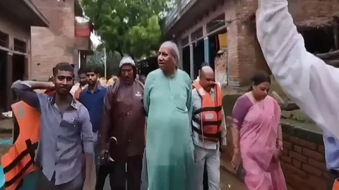 বন্যা পরিদর্শনে উত্তরপ্রদেশের মৎস্যমন্ত্রী সঞ্জয় নিষাদ