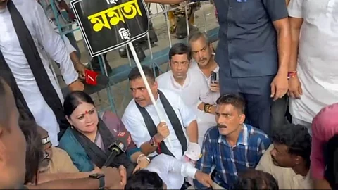 পার্কস্ট্রিটে অবস্থানে শুভেন্দু, অগ্নিমিত্রারা