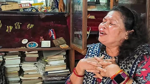 কান্নায় ভেঙে পড়েছেন বুলা চৌধুরী
