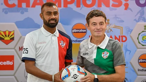 ডায়মন্ড হারবার কোচ কিবু ভিকুনা (ডানদিকে)