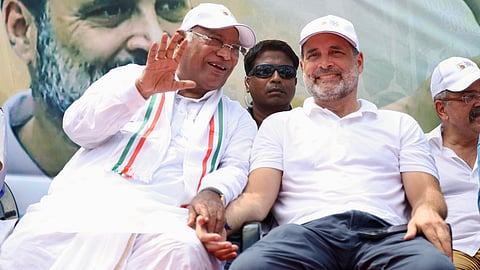 ভোটার অধিকার যাত্রা-র সমাপনী অনুষ্ঠানে মল্লিকার্জুন খাড়গে এবং রাহুল গান্ধী