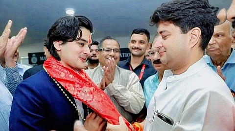 জ্যোতিরাদিত্য সিন্ধিয়ার পুত্র মহনারায়মন সিন্ধিয়া (বামদিকে)