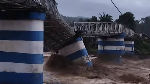 জলোচ্ছ্বাসে ভেসে গেছে মিরিক ও দুধিয়ার সংযোগরক্ষাকারী পানিঘাটা-দুধিয়া সেতু।