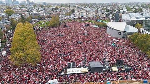 প্যালেস্তাইনের প্রতি সংহতি জানিয়ে আমস্টারডামে লাখো মানুষের সমাবেশ