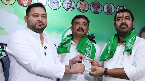 তেজস্বী যাদব (বাঁ দিকে)-সহ সদ্য যোগদানকারী নেতারা।